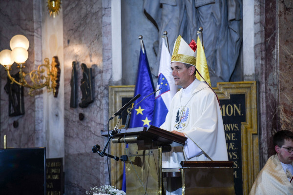 Škof Saje: V bedi in stiski smo povabljeni, da zanetimo zaupanje